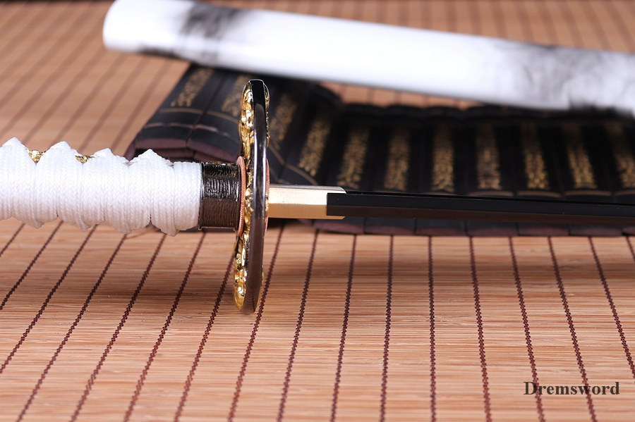 handmade Japanese wakizashi Samurai Sword Black Blade damascus Folded Steel Full Tang Sharp Shinogi-Zukuri White
