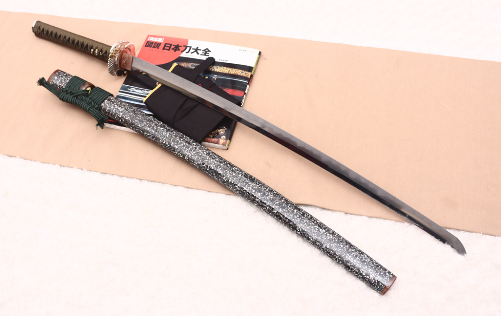 Hand Forged Tamahagane Clay Tempered Wavy Hamon Katana Japanese Samurai Sword SHINOGI-ZUKURI Full Tang Ox Horn Saya Black and Green