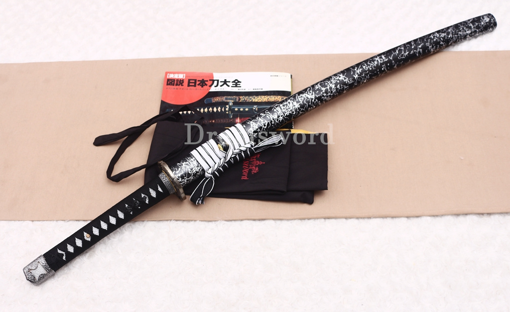 Twisted Pattern Damascus Folded Steel Katana Japanese Samurai Sword Battle Ready Shinogi Zukuri Black & White