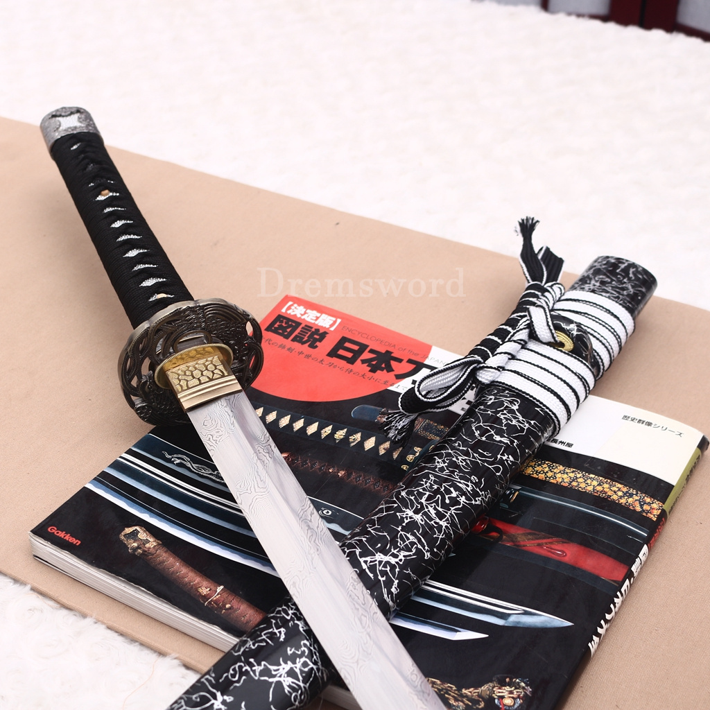 Twisted Pattern Damascus Folded Steel Katana Japanese Samurai Sword Battle Ready Shinogi Zukuri Black & White