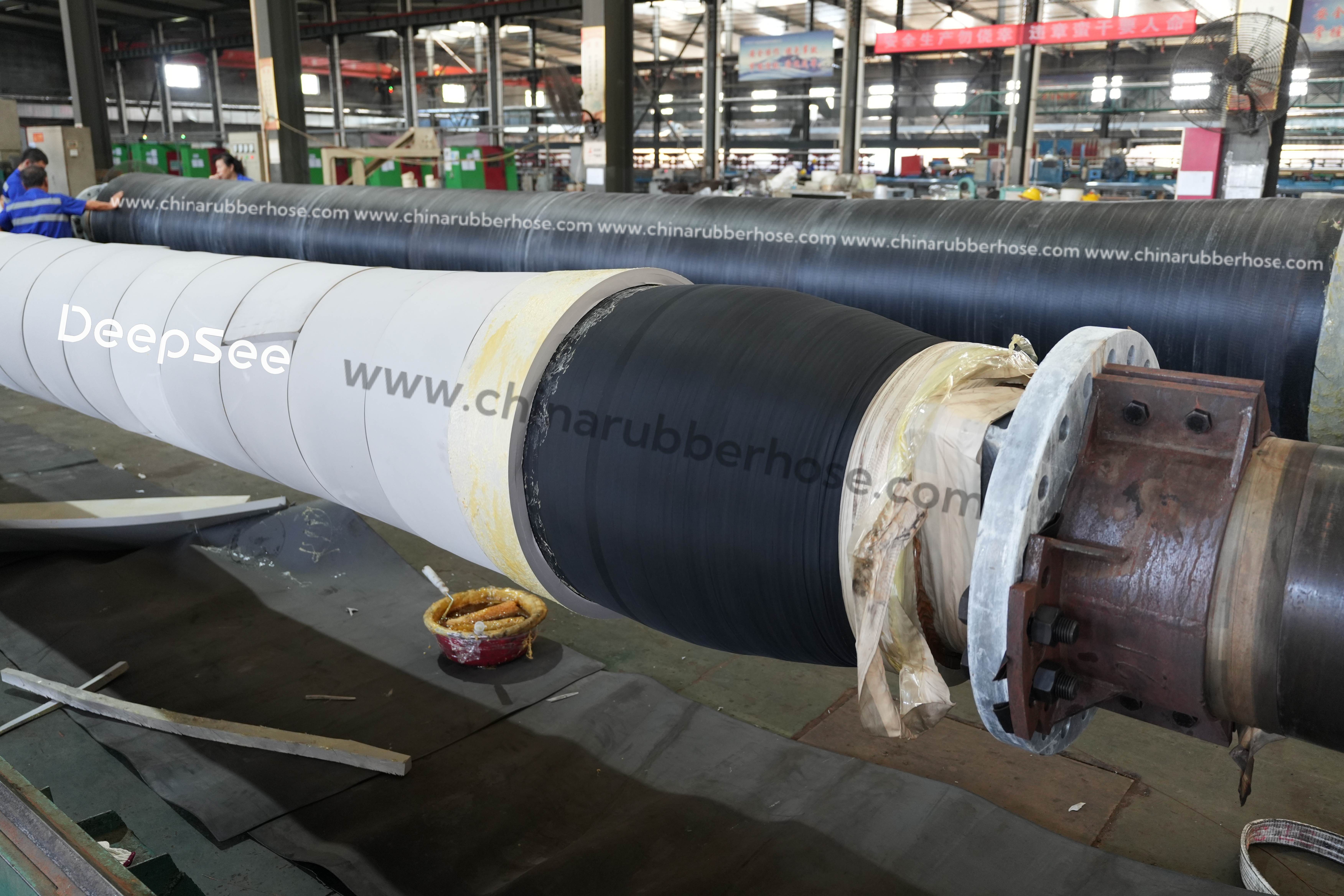 Double carcass tail floating hose floating material