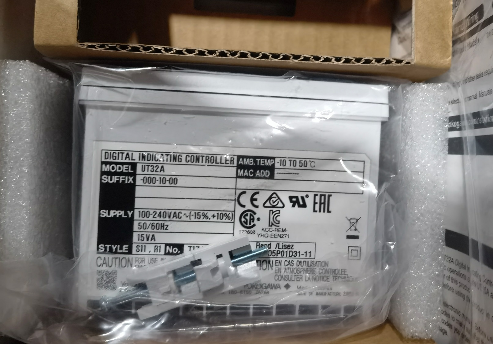 Temperature Controllers UT32A-200-11-00