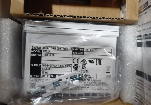Temperature Controllers UT32A-200-11-00