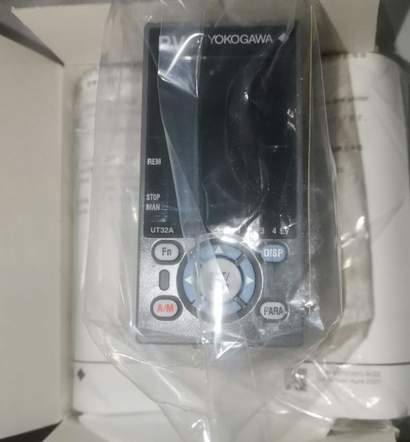 Temperature Controllers UT32A-200-11-00