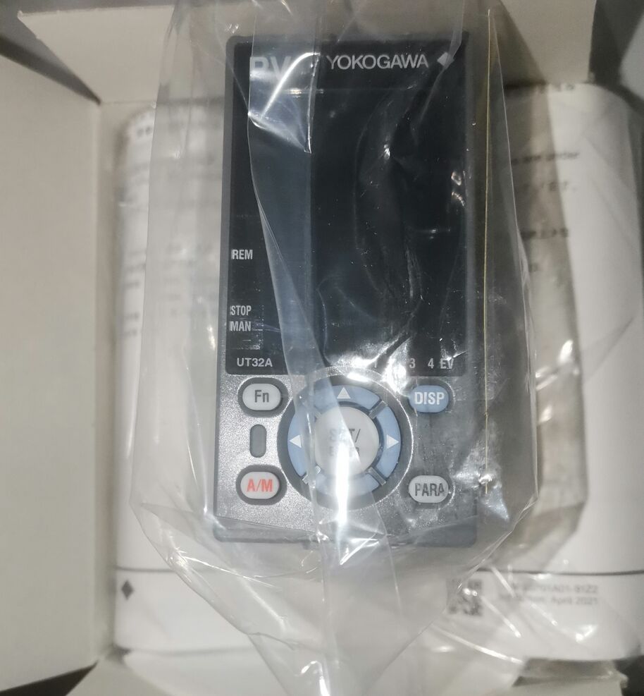 Temperature Controllers UT32A-000-11-00