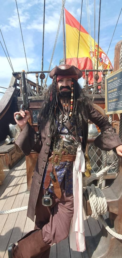 Captain Jack Sparrow Pirates of the Caribbean Halloween Cosplay Costume with Hat Wig Top Level Takerlama