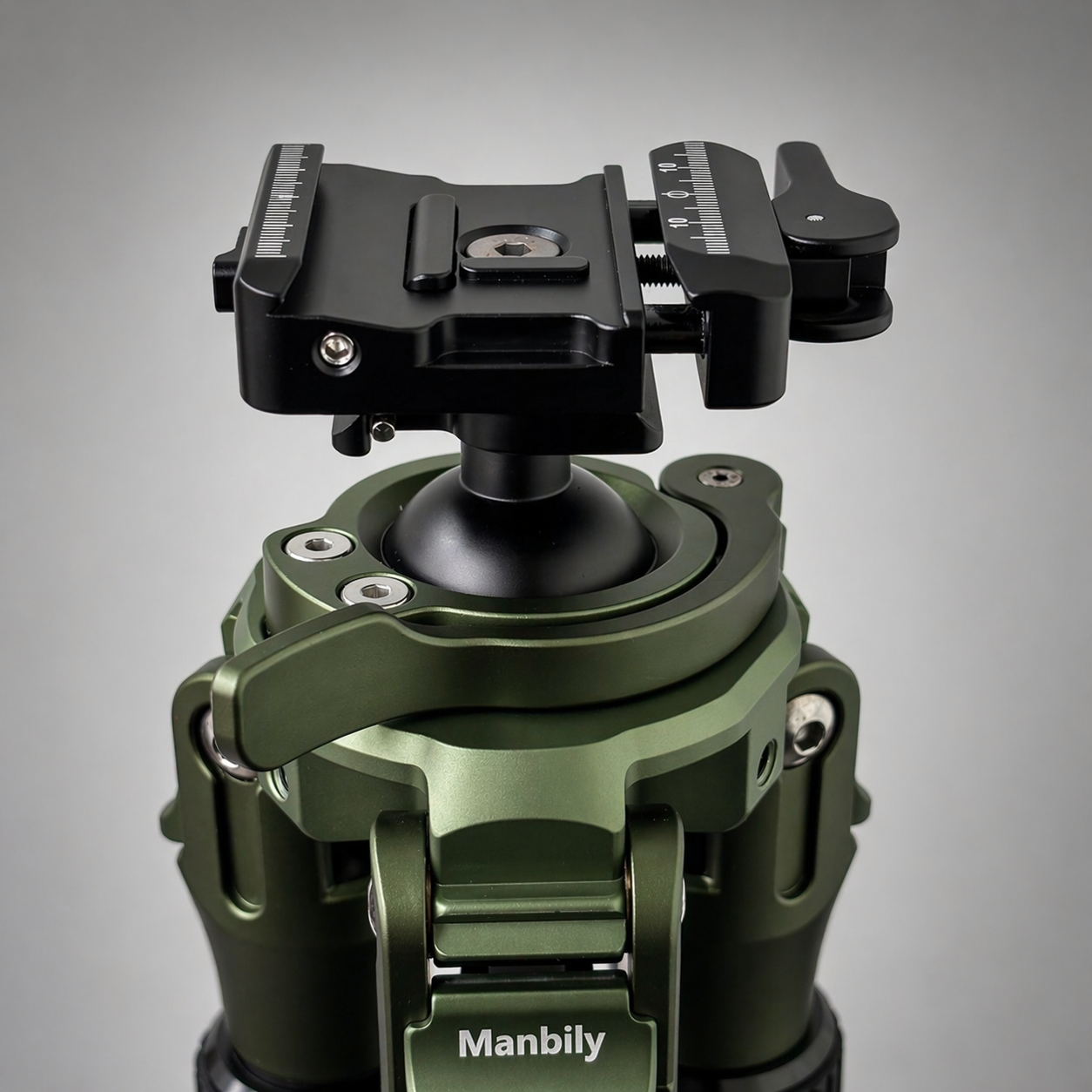 Quarter-turn ball head lock design