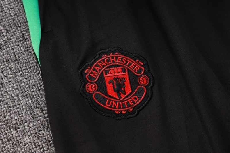 Manchester United 23/24 Training Shirt and 3/4 Pants Set D832