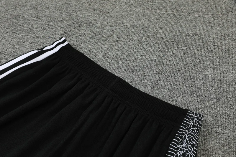 Manchester United 22/23 Training Shirt and Shorts Set Black