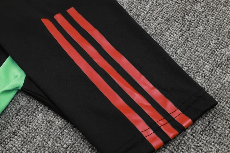 Manchester United 23/24 Training Shirt and 3/4 Pants Set Black D945