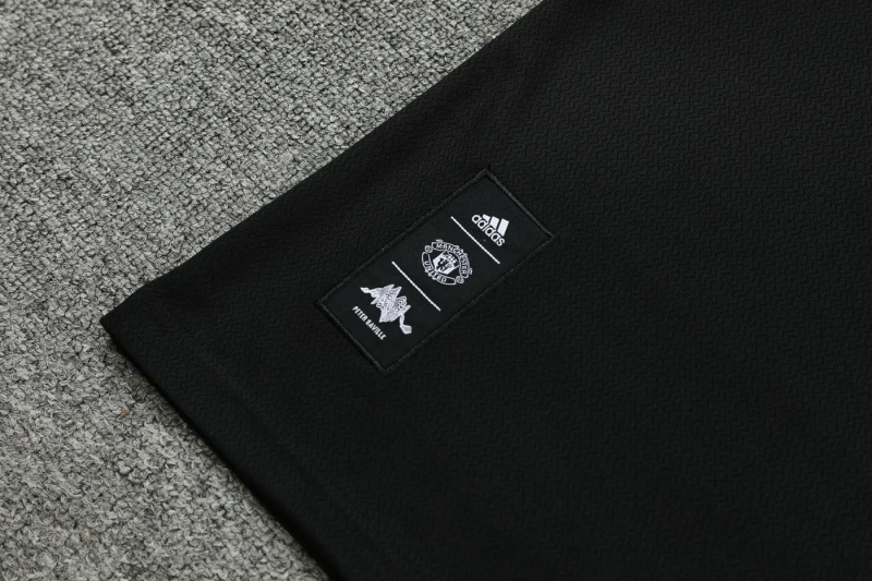 Manchester United 22/23 Training Shirt and Shorts Set Black