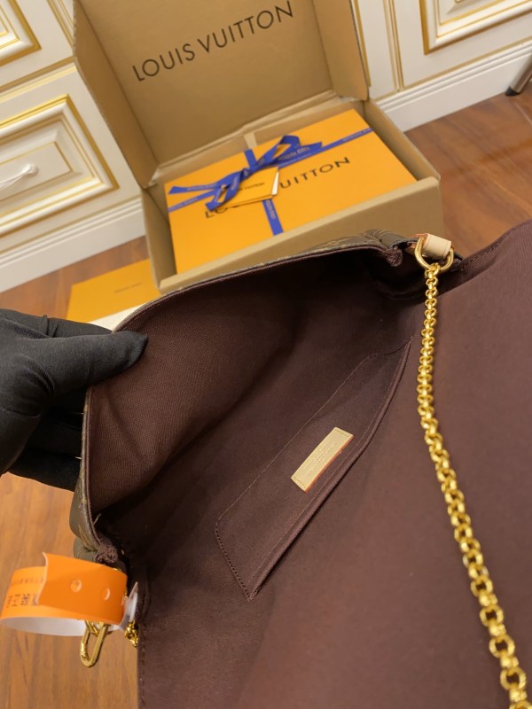 LV Bag Size: 26x15x4 CM