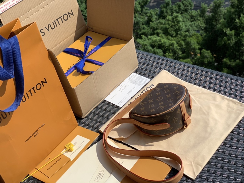 LV bag size 18X15X8 ㎝