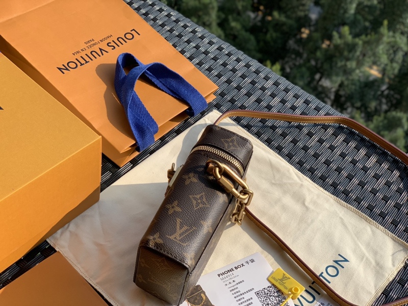 LV bag Size 11 * 8 * 4cm