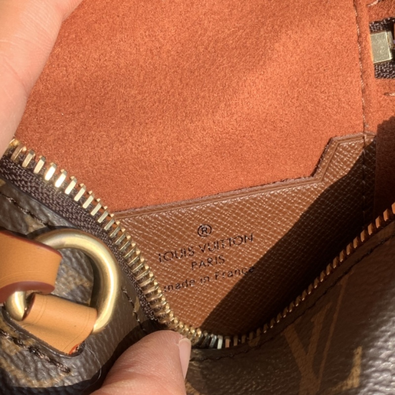 LV bag Size 11 * 8 * 4cm