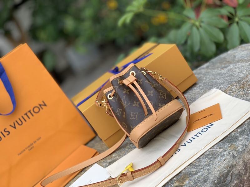 LV bag size 13 x 16 x 10 cm