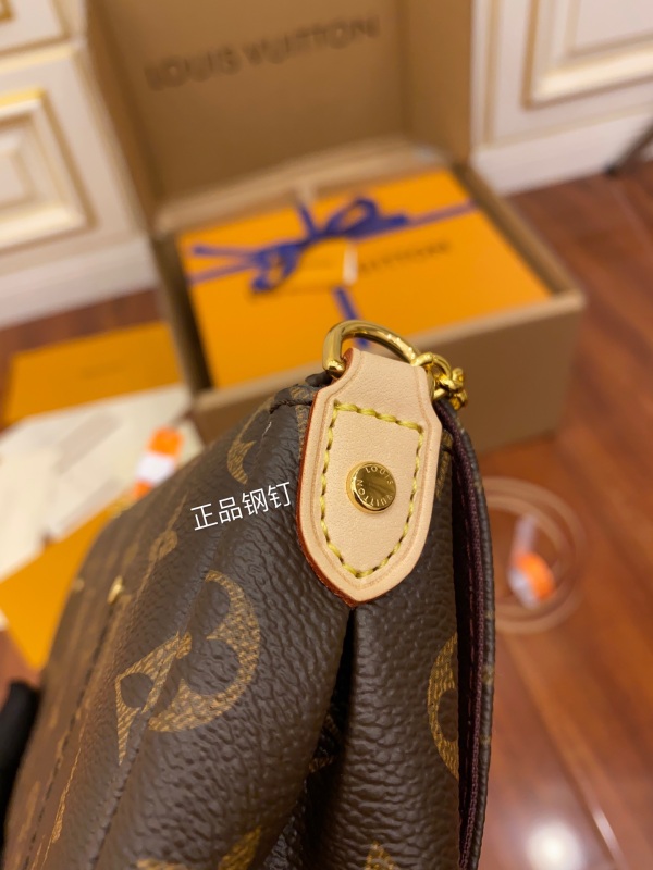 LV size 22x13x4CM