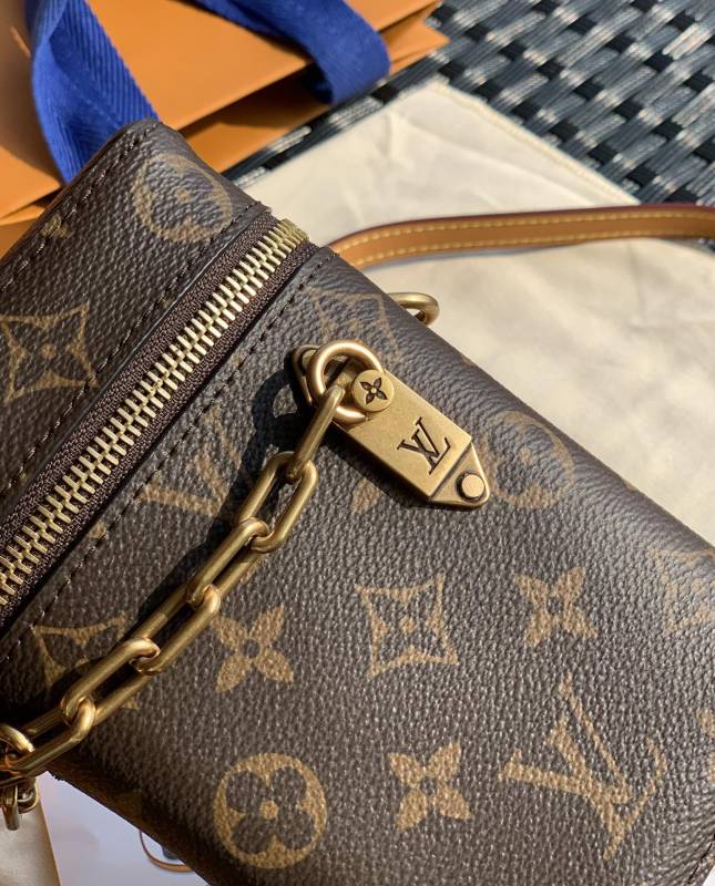 LV bag Size 11 * 8 * 4cm