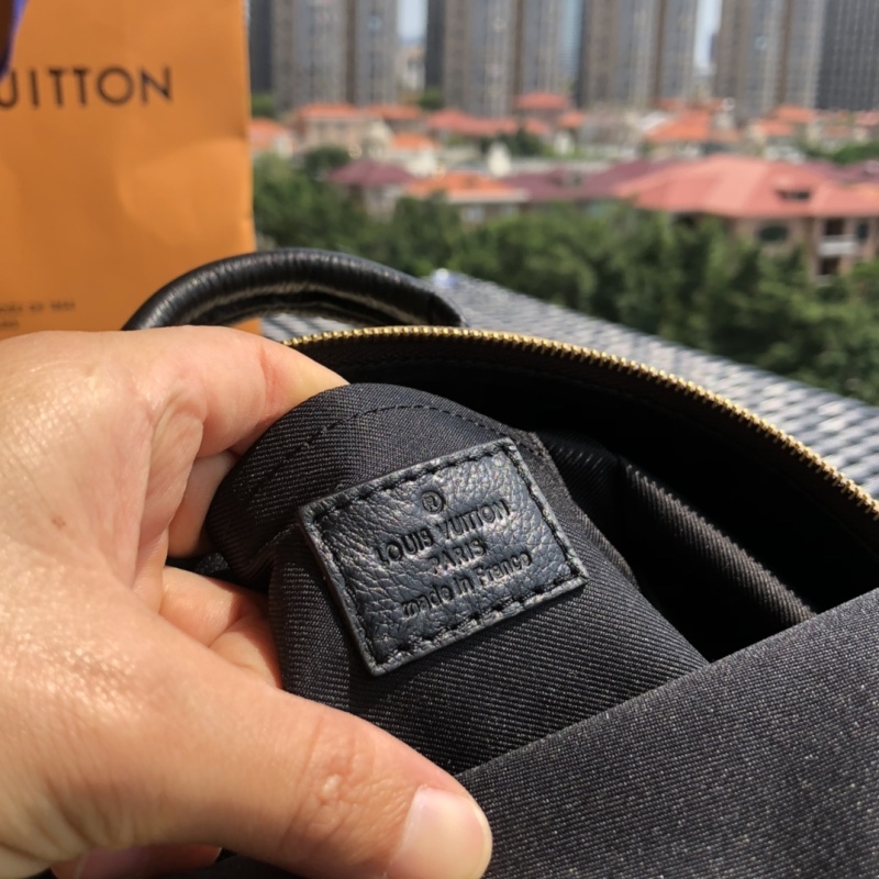 LV bag size 17 x 22 x 10 cm
