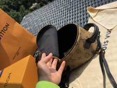 LV bag size 17 x 22 x 10 cm