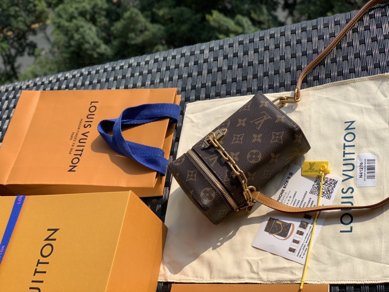LV bag Size 11 * 8 * 4cm