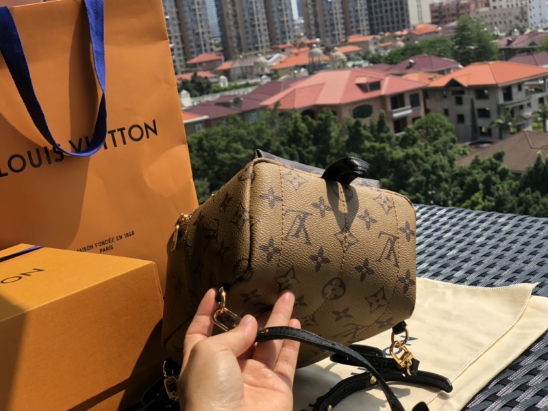 LV bag size 17 x 22 x 10 cm