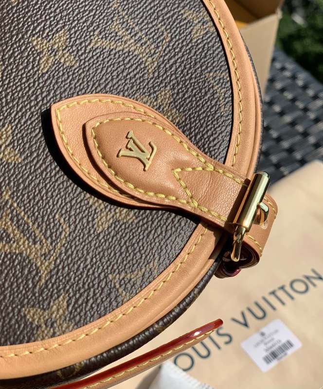 LV bag size 18X15X8 ㎝
