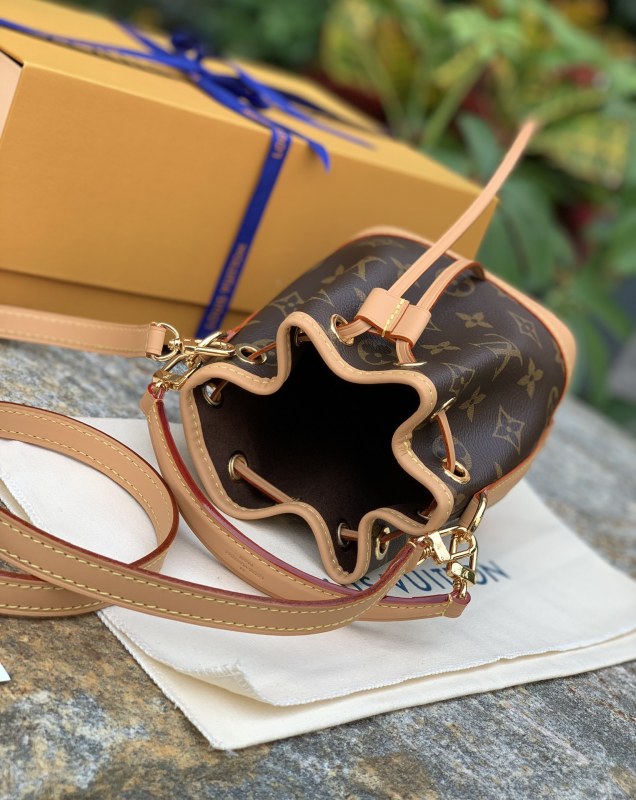 LV bag size 13 x 16 x 10 cm