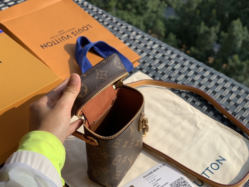 LV bag Size 11 * 8 * 4cm