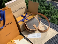 LV bag size 18X15X8 ㎝