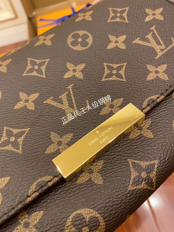 LV Bag Size: 26x15x4 CM