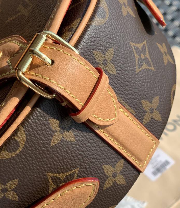 LV bag size 18X15X8 ㎝