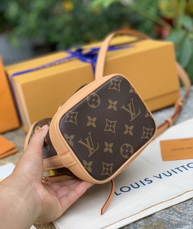 LV bag size 13 x 16 x 10 cm