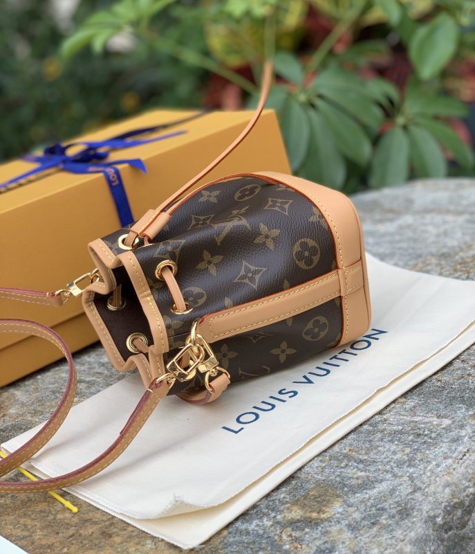 LV bag size 13 x 16 x 10 cm