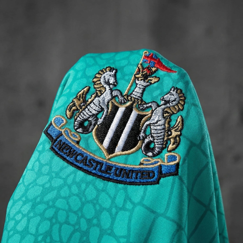 Retro Newcastle United 97/98 Goalkeeper Long-Sleeve Jersey