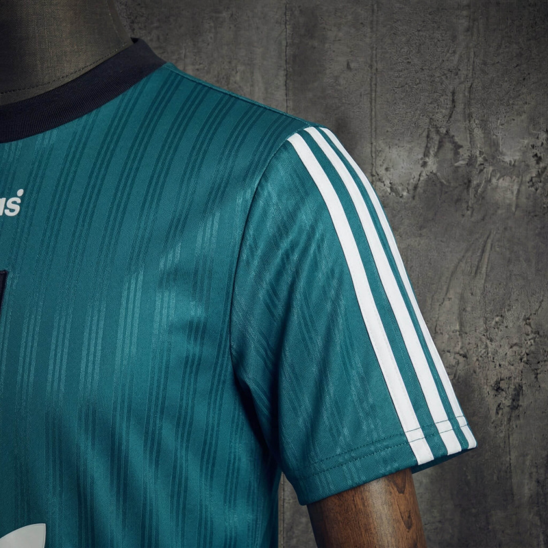 Retro Liverpool training kit 1995