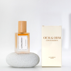 Luxury clear perfume spray bottle empty crimp aluminum pump square frosted 30ml 50ml 100ml perfume bottle with box and wood cap