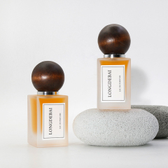 Wholesale square perfume spray bottle clear empty aluminum pump frosted 30ml 50ml 100ml perfume bottle with wood lids