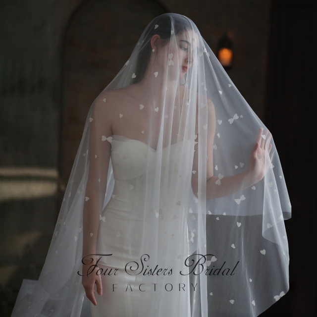 118 Inch Heart-shaped Applique Scatter Veil