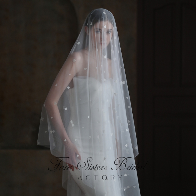 118 Inch Heart-shaped Applique Scatter Veil