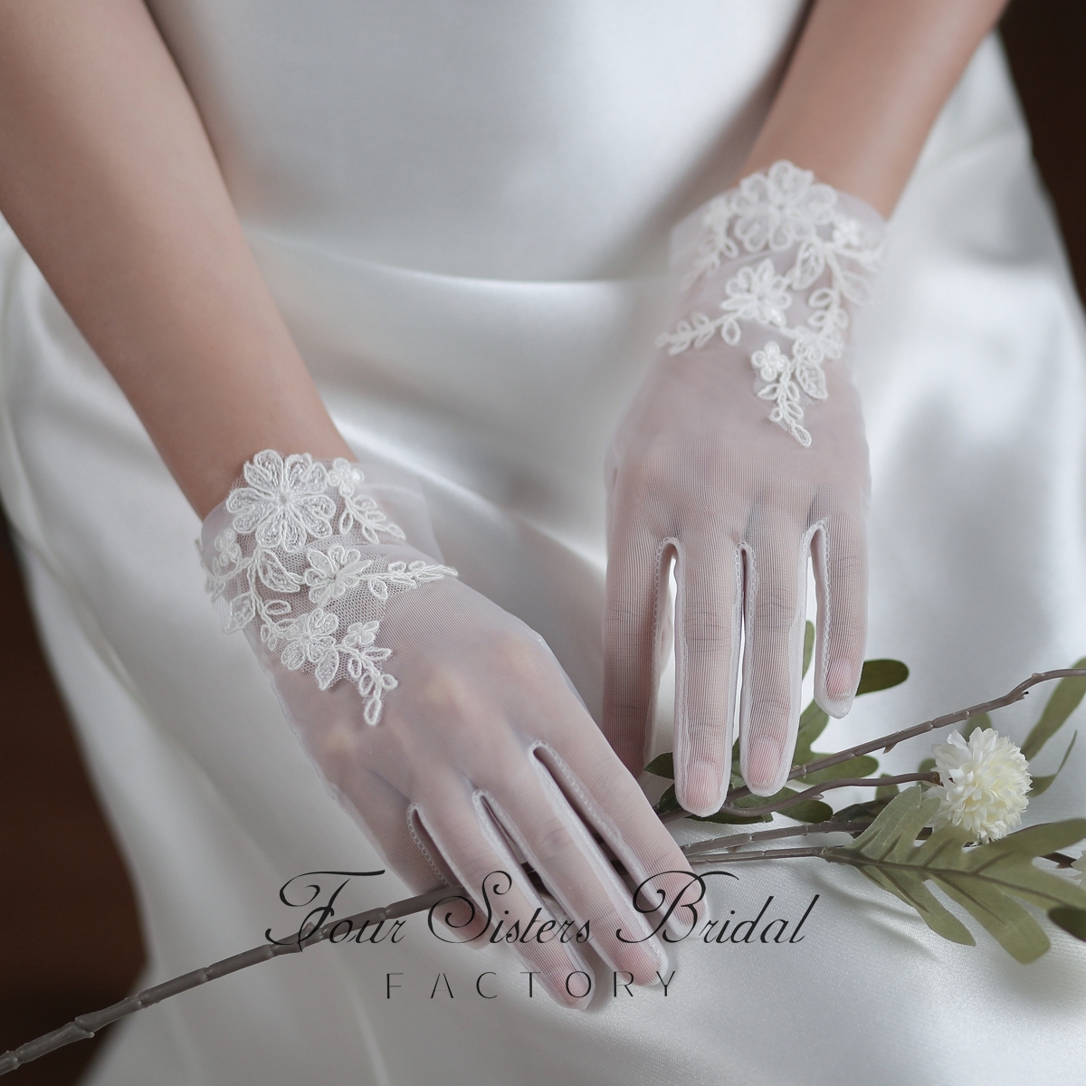 Elegant Short Lace Wedding Gloves
