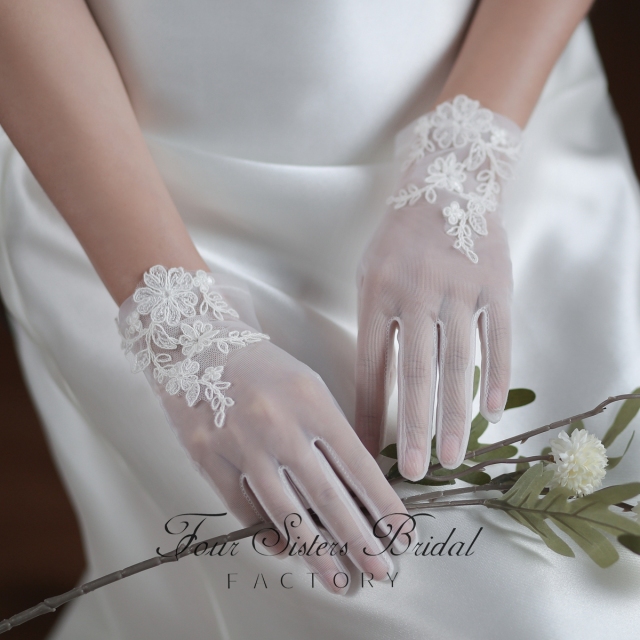 Elegant Short Lace Wedding Gloves