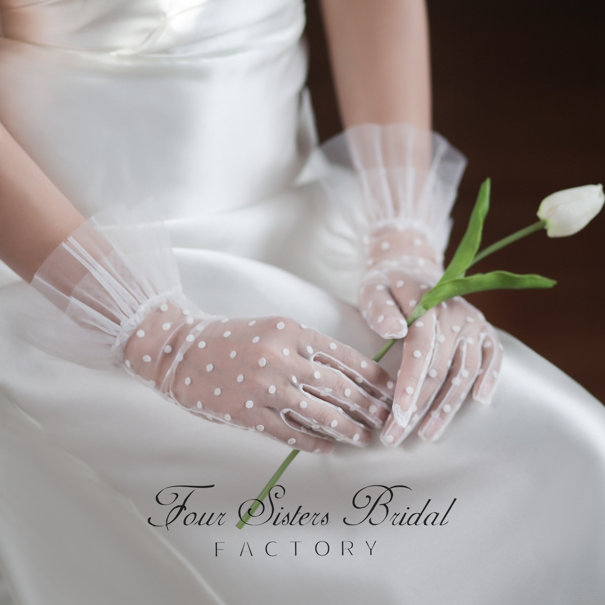 Two Layers Short Ruffled Edge Polka Dot Gloves