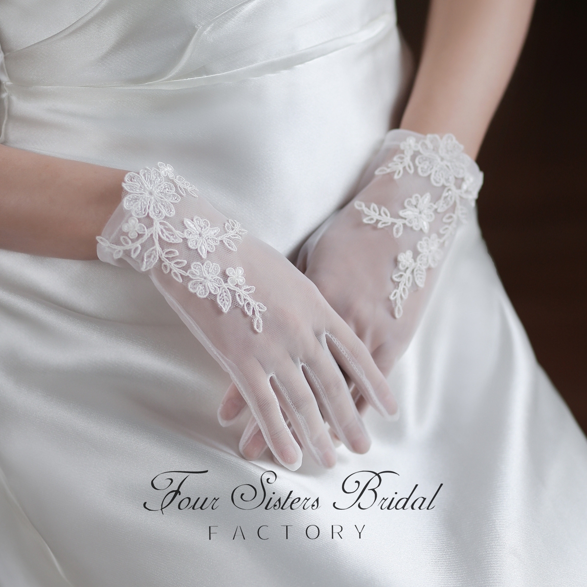 Elegant Short Lace Wedding Gloves