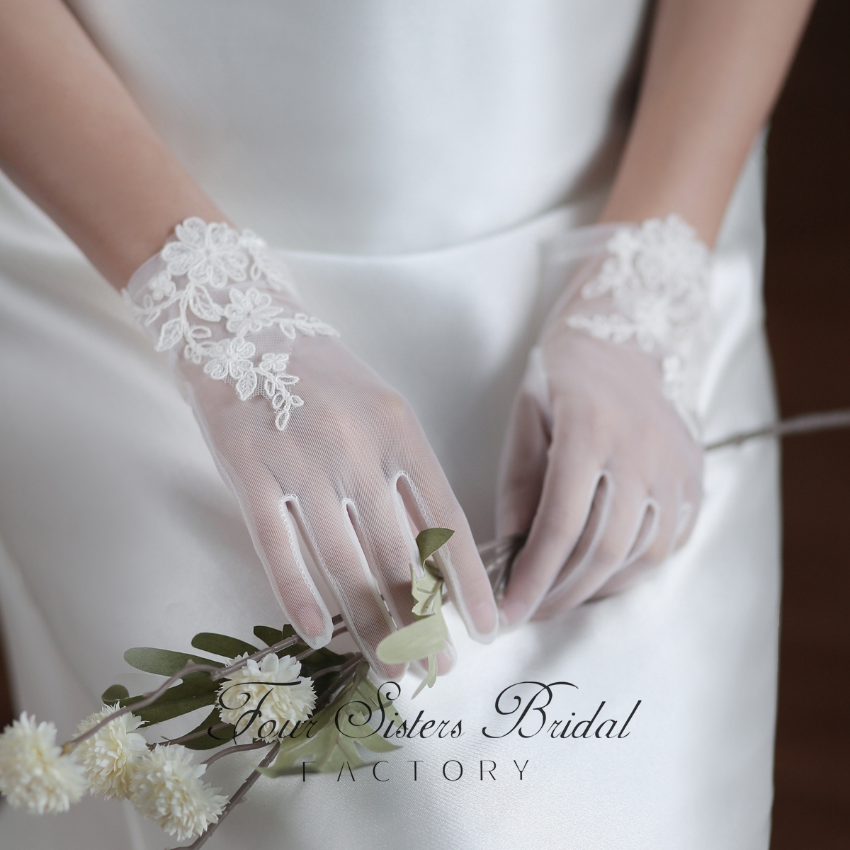 Elegant Short Lace Wedding Gloves