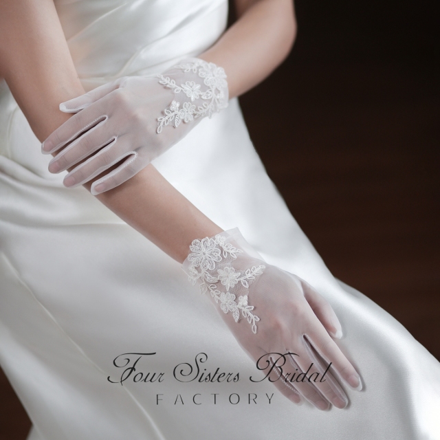 Elegant Short Lace Wedding Gloves