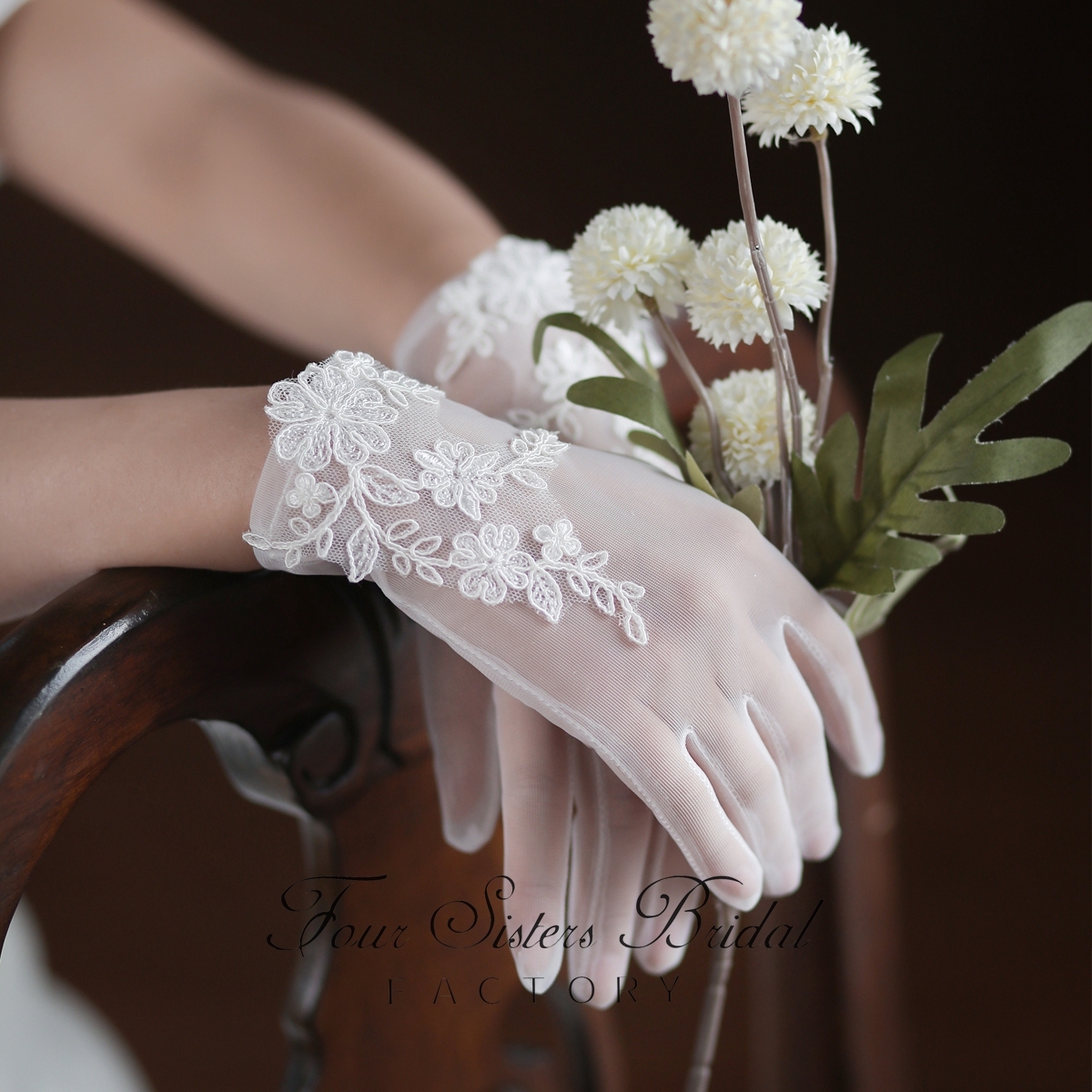 Elegant Short Lace Wedding Gloves