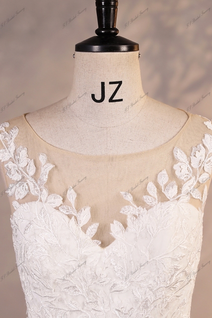 Glitter Tulle Ball Gown Wedding Dress With Illusion Lace Appliques Neckline