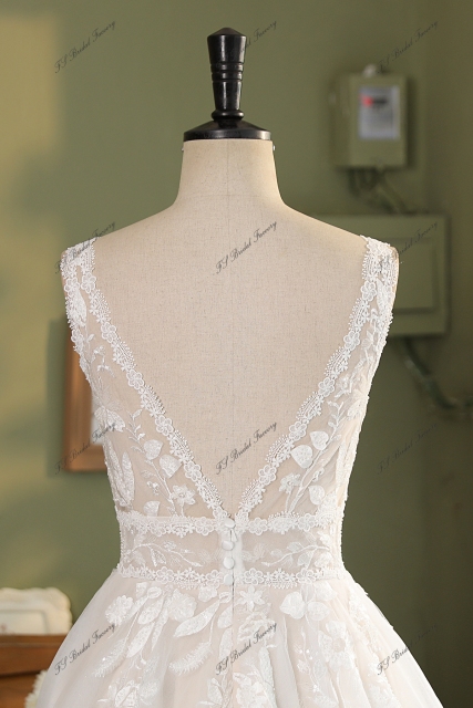A Line Beading Lace Applique Wedding Dress