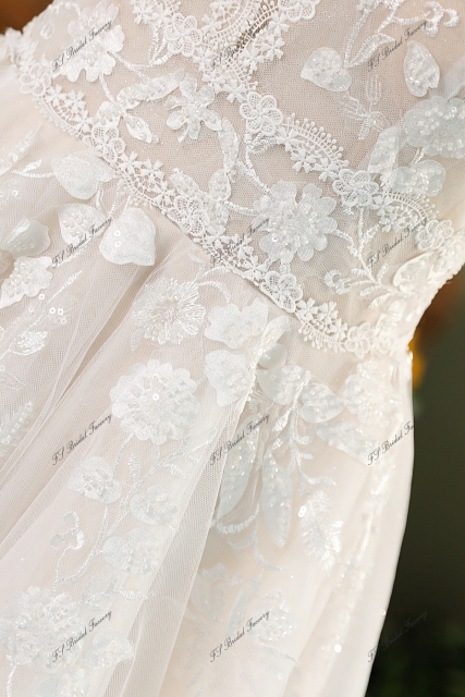 A Line Beading Lace Applique Wedding Dress